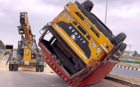 నెల్లూరు జిల్లాలో కారుoపొడి లారీ ప్రమాదం – ప్రయాణికులకు తీవ్ర ఇబ్బందులు