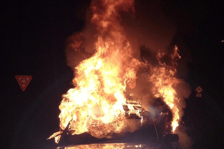 గుజరాత్‌లో అంబులెన్స్ దగ్ధం: నాలుగుమంది మృతి, ముగ్గురికి గాయాలు